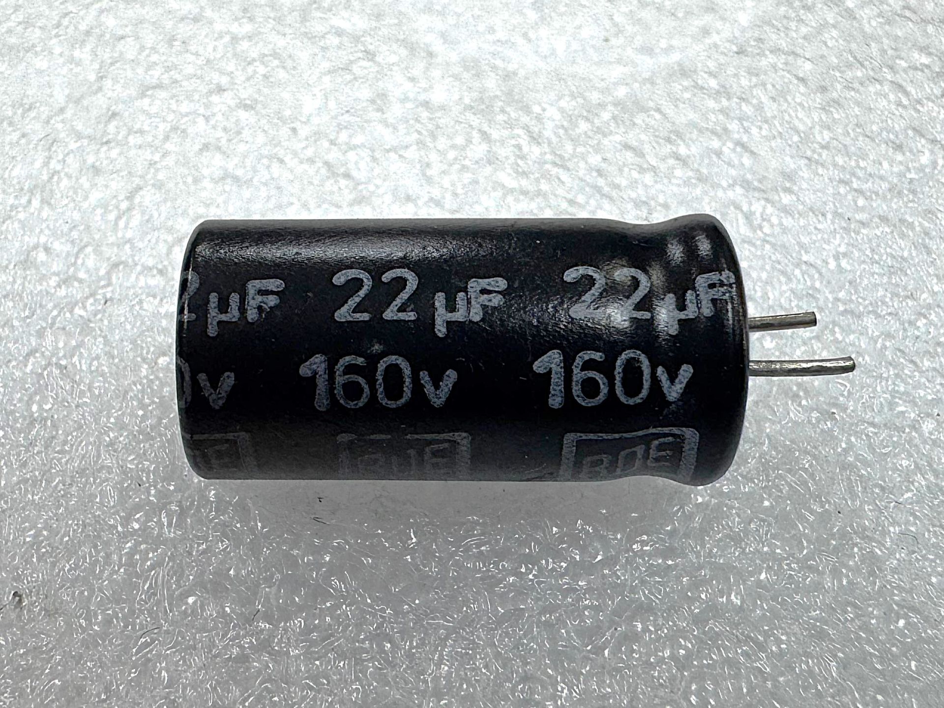 22UF 160V