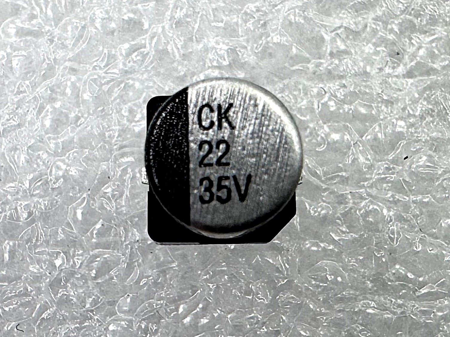 22UF 35V SMD  ( 5x5,4 )