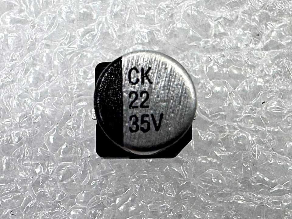 22UF 35V SMD  ( 5x5,4 )