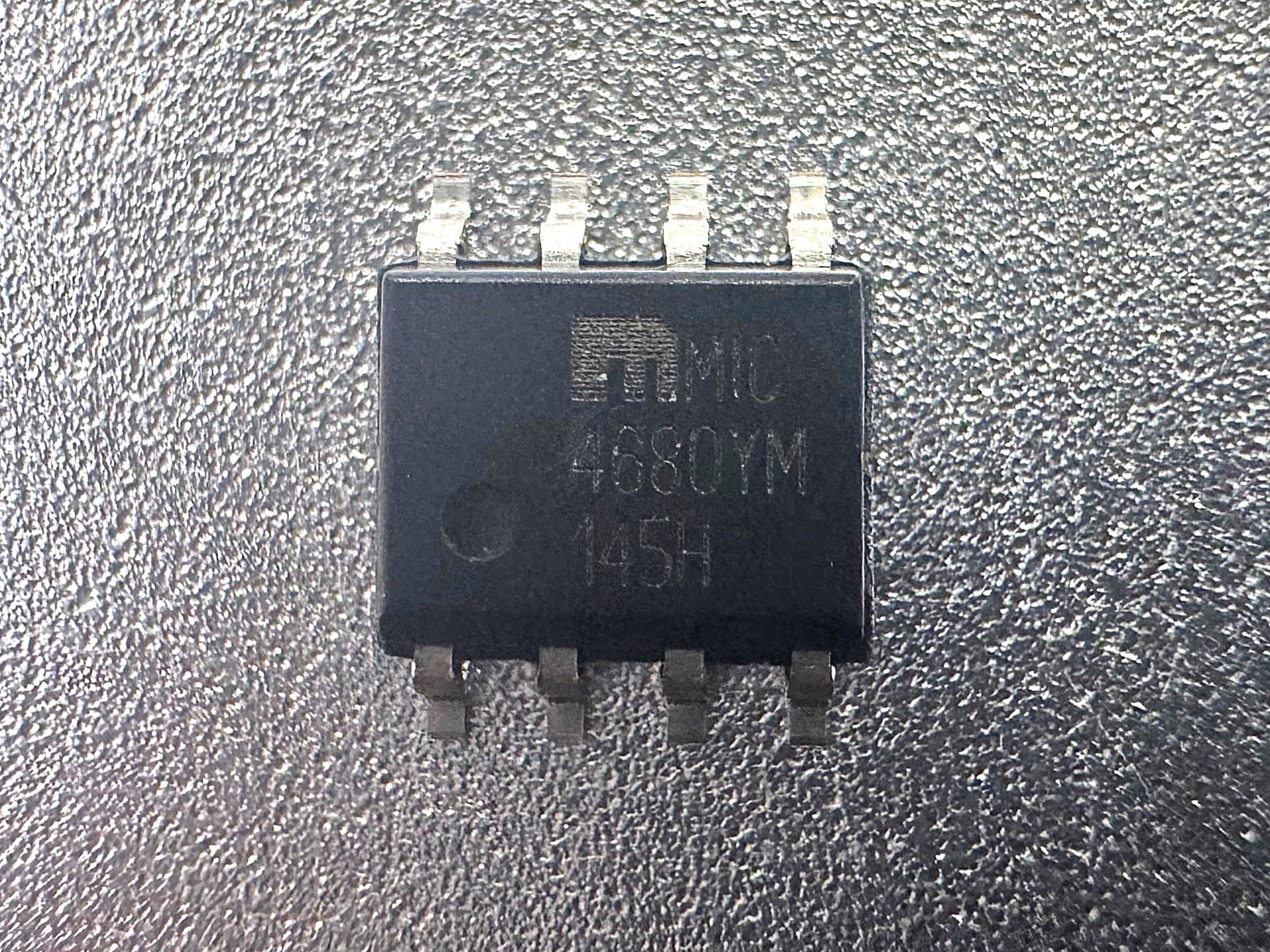 MIC4680YM SMD