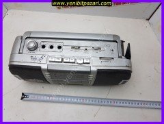 kamal radyo kaset çalar radyo çalışıyor kasetçalar bozuk köşesinde kırık var kablo yok anten yok pil yada elektrikle çalışır