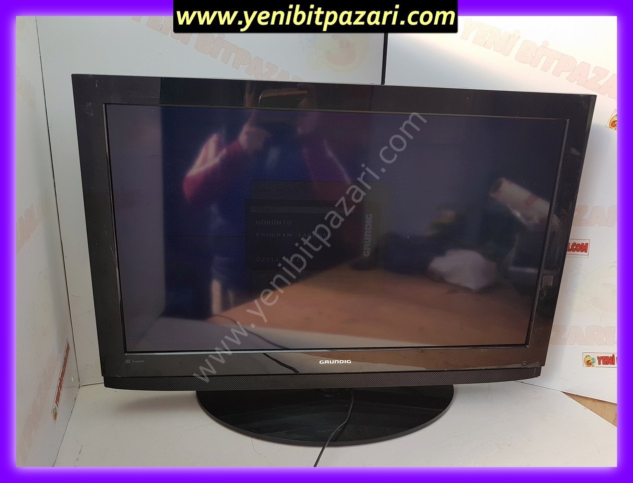 arızalı çalışan arçelik GRUNDIG Gr32-120 3 HD LCD Tv 82 ekran ( kırık ve ekranda yatay çizgiler var ) kumanda yok