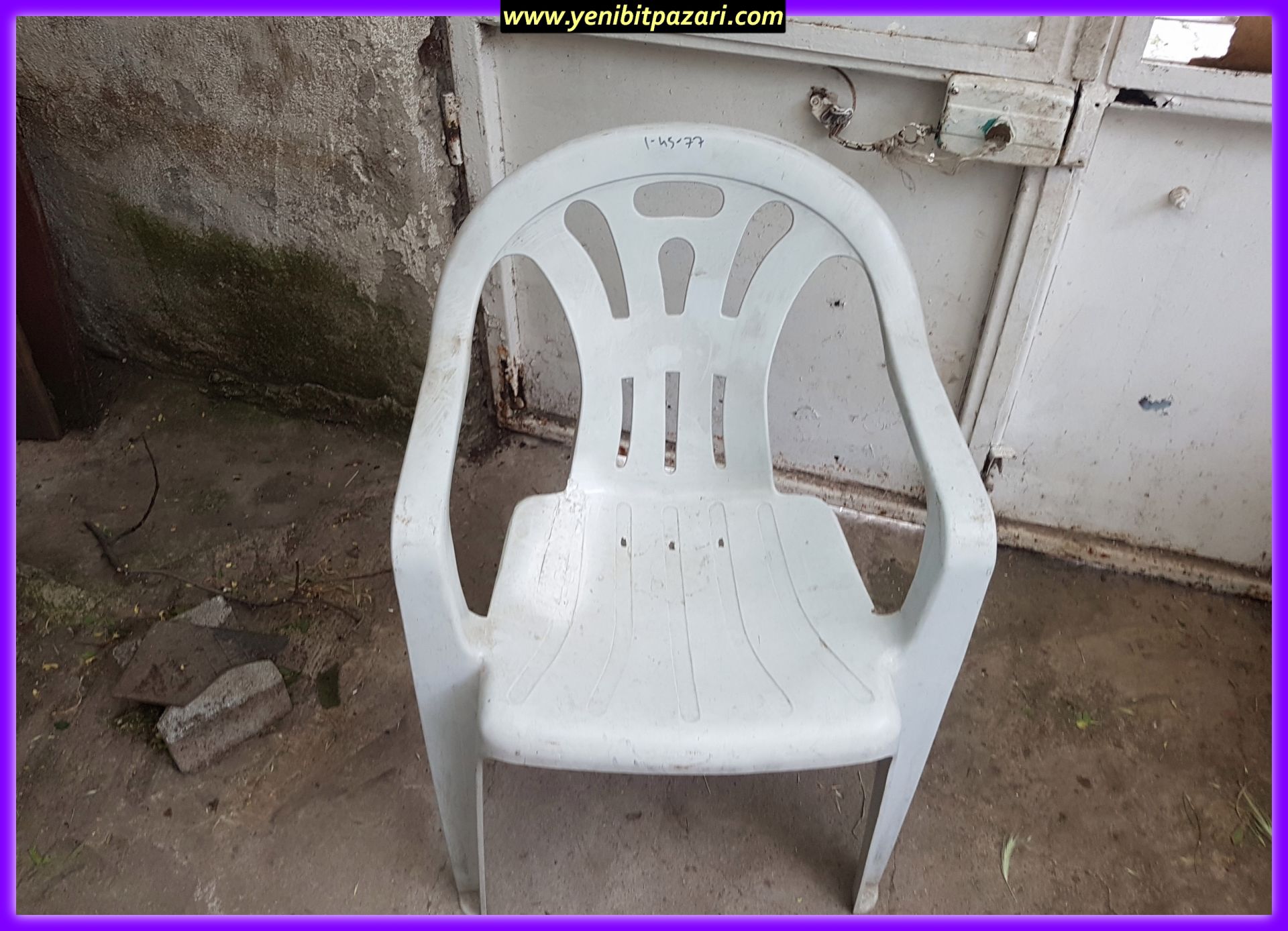 2. el markayok pilastik beyaz sandalye (renkte solma var ) tamir görmüştür ama sorunsuz durumdadır