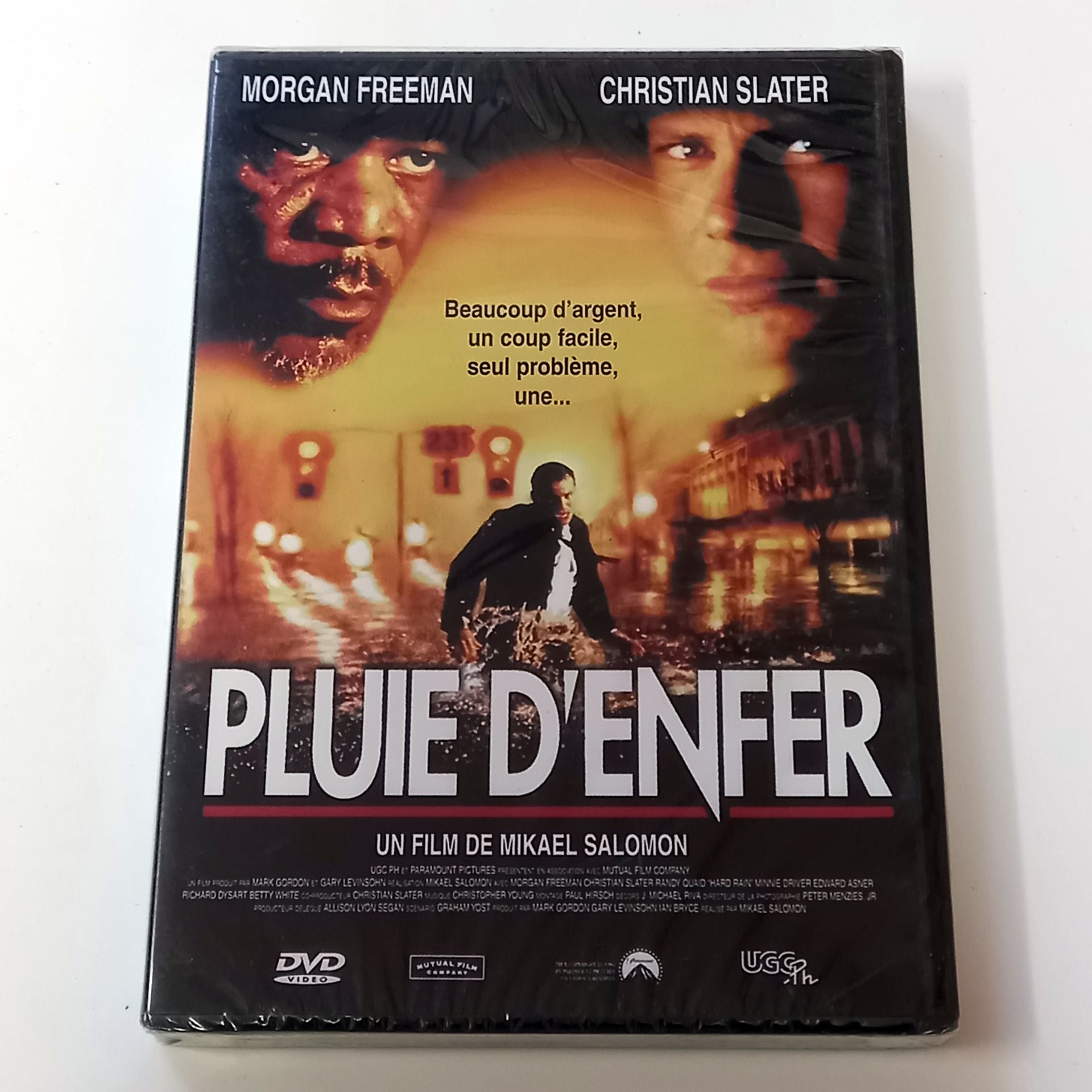 PLUIE D\'ENFER - HARD RAIN - MORGAN FREEMAN, CHRISTIAN SLATER, YÖN.: MIKAEL SALOMON- DVD AMBALAJINDA SIFIR TR ALTYAZI YOKTUR