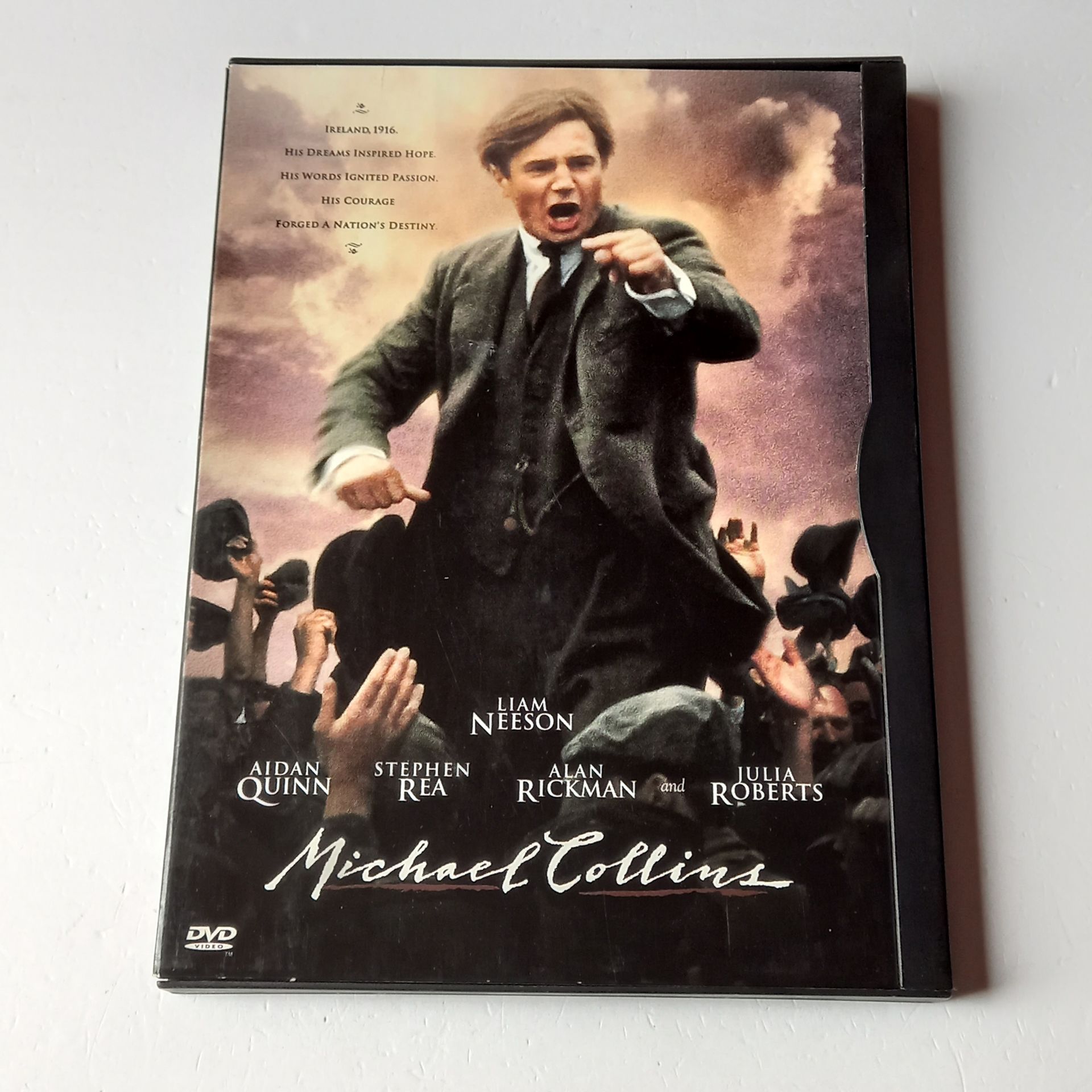MICHAEL COLLINS - LIAM NEESON, AIDAN QUINN, STEPHEN REA, ALAN RICKMAN, JULIA ROBERTS - YÖN.: NEIL JORDAN - DVD SNAPCASE 2.EL