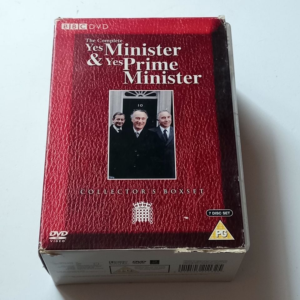 THE COMPLETE YES MINISTER & YES PRIME MINISTER - DİZİ TÜM SEZONLAR - 7 DVD COLLECTOR\'S BOXSET 2.EL ALTYAZI YOKTUR