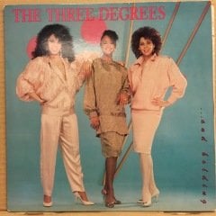 THE THREE DEGREES - AND HOLDING (1989) 2.EL PLAK