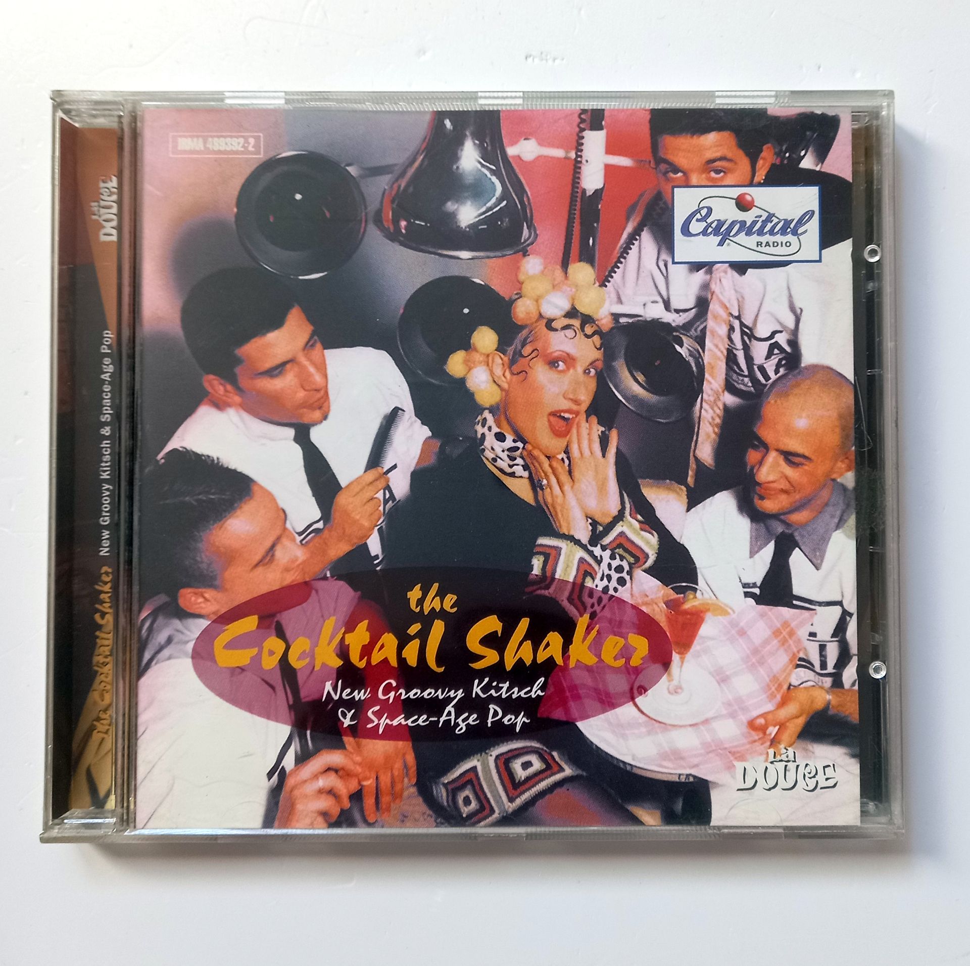 THE COCKTAIL SHAKER. NEW GROOVY KITSCH & SPACE-AGE POP / DIMITRI FROM PARIS, THE TARANTULAS, SMOKE CITY, BANG BANG, LE TONE (1997) - CD 2.EL