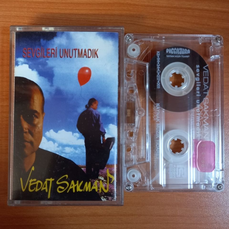 VEDAT SAKMAN - SEVGİLERİ UNUTMADIK (1994) - KASET 2.EL