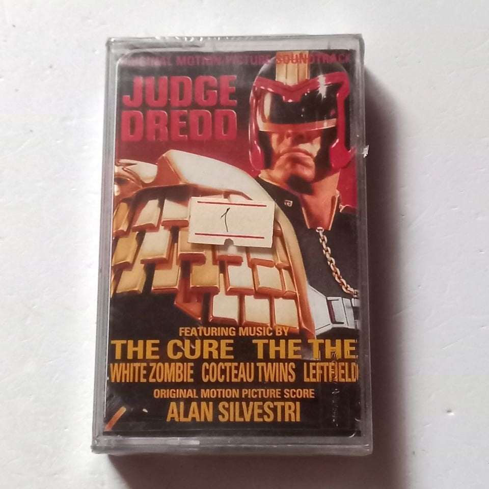 VARIOUS ARTISTS - JUDGE DREDD ORIGINAL MOTION PICTURE SOUNDTRACK - THE CURE, THE THE, WHITE ZOMBIE, COCTEAU TWINS... (1995) - KASET SIFIR