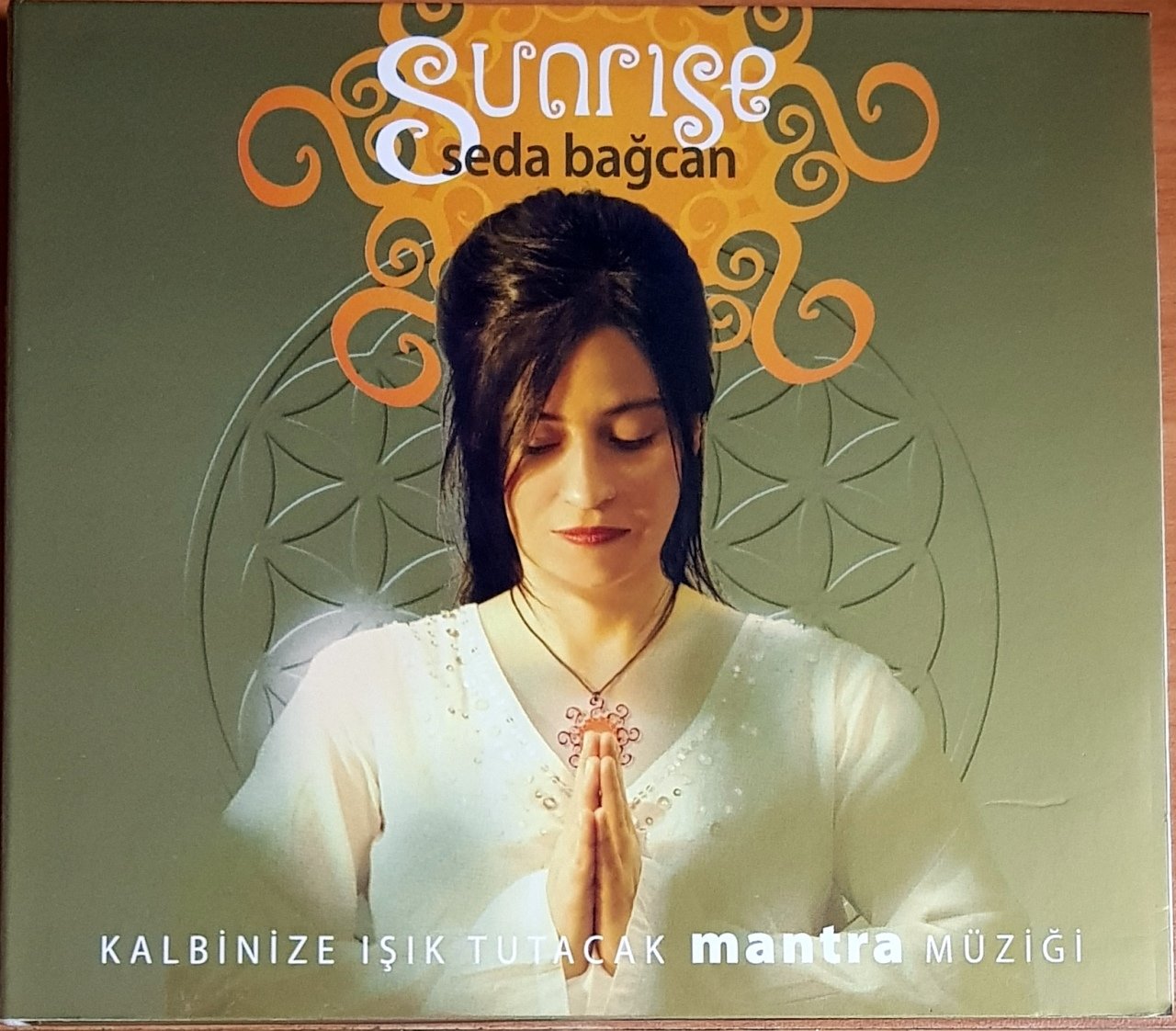 SEDA BAĞCAN - SUNRISE / KALBİNİZE IŞIK TUTACAK MANTRA MÜZİĞİ (2014) MAJÖR CD 2.EL