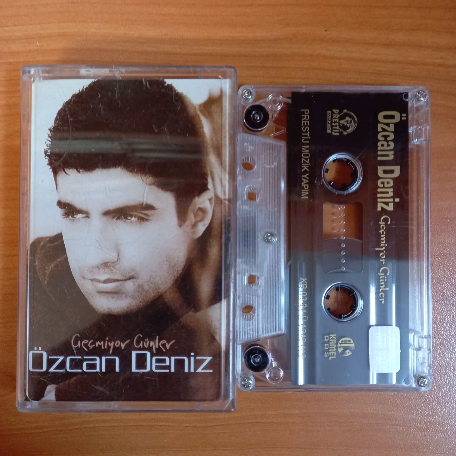 ÖZCAN DENİZ - GEÇMİYOR GÜNLER (2003) - KASET 2.EL