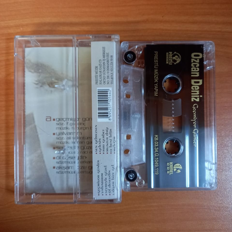 ÖZCAN DENİZ - GEÇMİYOR GÜNLER (2003) - KASET 2.EL