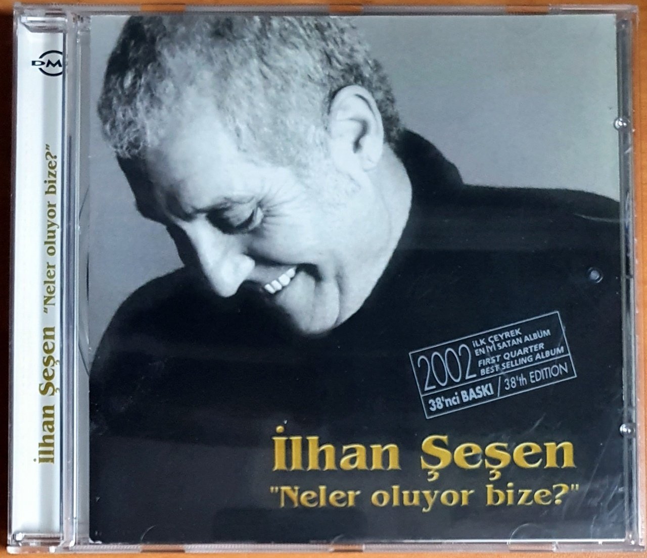 İLHAN ŞEŞEN - NELER OLUYOR BİZE / 38'İNCİ BASKI (2002) - CD 2.EL