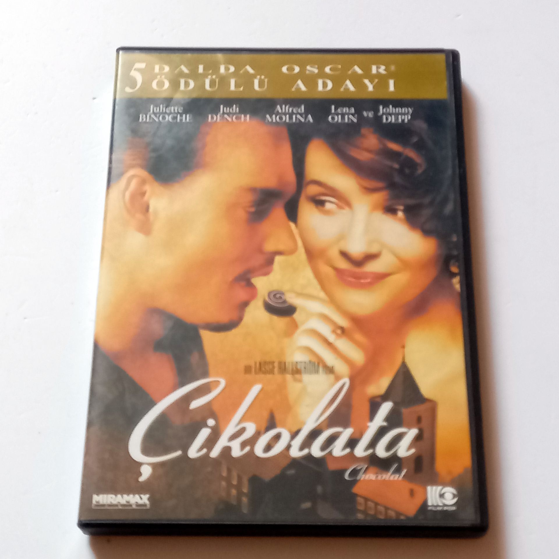ÇİKOLATA - CHOCOLAT - JULIETTE BINOCHE, JUDI DENCH, JOHNNY DEPP, YÖN.:LASSE HALLSTRÖM - DVD 2.EL
