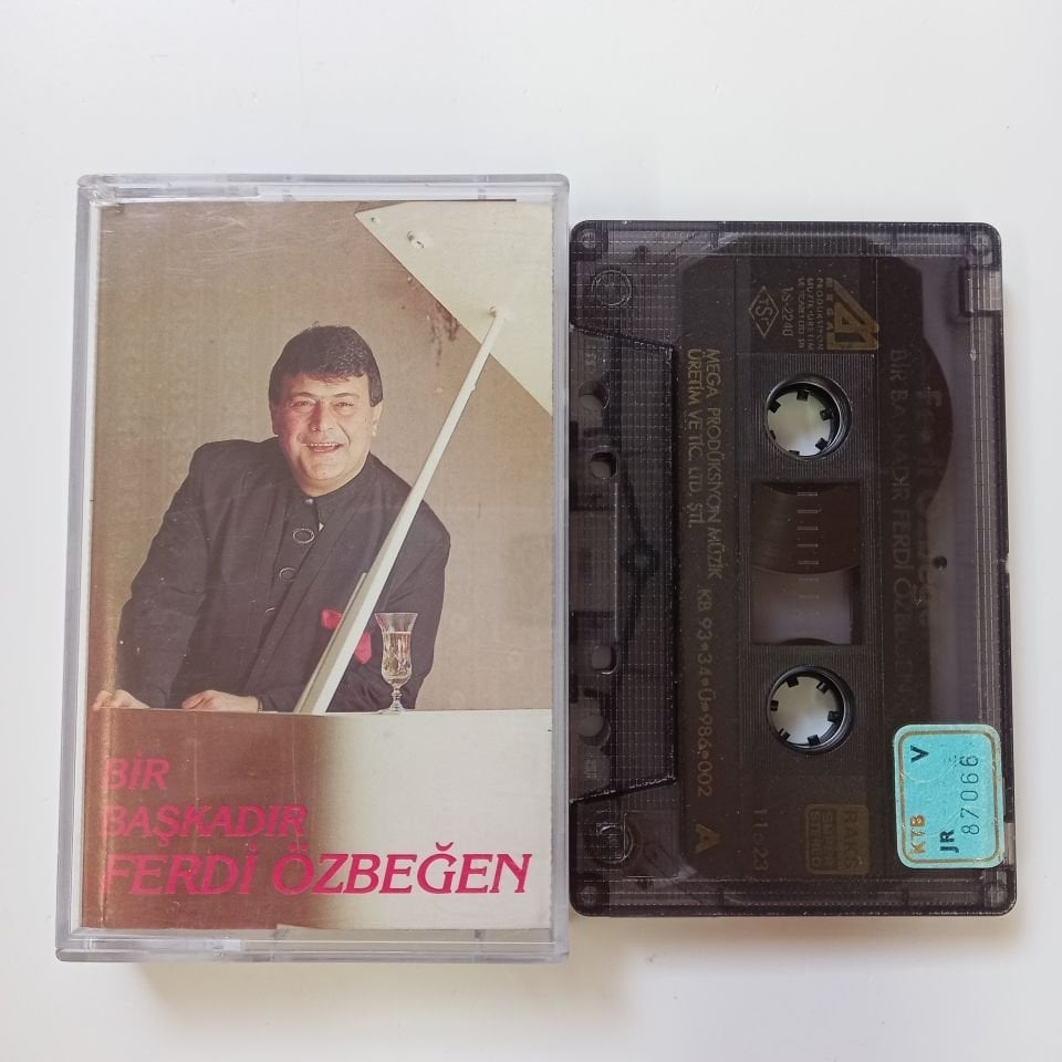 FERDİ ÖZBEĞEN - BİR BAŞKADIR (1993) - KASET 2.EL