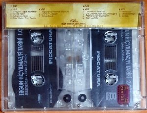 ERGUN HİÇYILMAZ - Fİ TARİHİ / SESLENDİREN: TUNA EGEMEN - 2KASET SESLİ KİTAP 2.EL