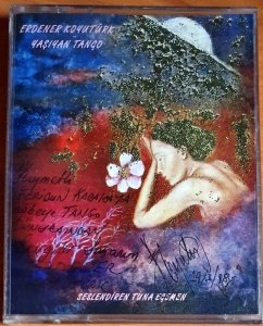 ERDENER KOYUTÜRK - YAŞIYAN TANGO / SESLENDİREN: TUNA EGEMEN / İSME İMZALI (1997) - 2KASET SESLİ KİTAP 2.EL