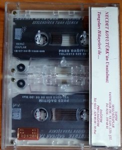 ERDENER KOYUTÜRK - YAŞIYAN TANGO / SESLENDİREN: TUNA EGEMEN / İSME İMZALI (1997) - 2KASET SESLİ KİTAP 2.EL