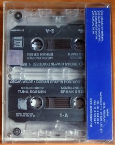 OSCAR WILDE - DORIAN GRAY'İN PORTRESİ 1. BÖLÜM / SESLENDİREN: TUNA GEMEN, MÜZİKLENDİREN: ERHAN ERSİN (2002) - 2KASET SESLİ KİTAP 2.EL