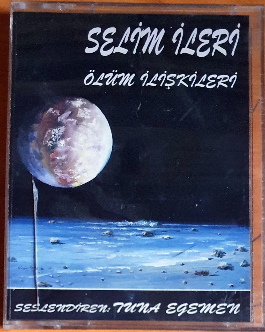 SELİM İLERİ - ÖLÜM İLİŞKİLERİ / SESLENDİREN: TUNA EGEMEN (1997) - 2KASET SESLİ KİTAP 2.EL