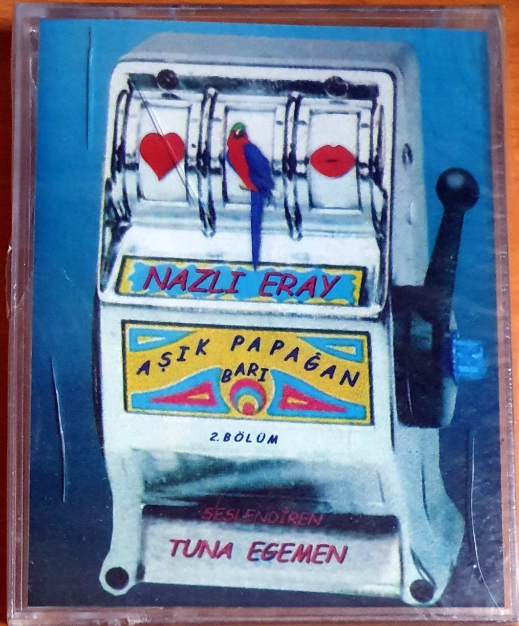 NAZLI ERAY - AŞIK PAPAĞAN BARI 2.BÖLÜM / SESLENDİREN: TUNA EGEMEN - 2KASET SESLİ KİTAP SIFIR