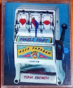 NAZLI ERAY - AŞIK PAPAĞAN BARI 2.BÖLÜM / SESLENDİREN: TUNA EGEMEN - 2KASET SESLİ KİTAP SIFIR