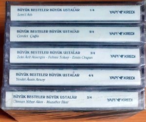 BÜYÜK BESTELER BÜYÜK USTALAR 1/4 - 5/4 / LEM'İ ATLI, CEVDET ÇAĞLA, ZEKİ ARİF ATAERGİN, FEHMİ TOKAY, EMİN ONGAN, YESARİ ASIM ARSOY, OSMAN NİHAT AKIN, MUZAFFER İLKAR - 5KASET YAPI KREDİ SIFIR