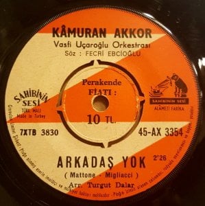 KAMURAN AKKOR - ARKADAŞ YOK / AŞKA PAYDOS -  7'' 45 DEVİR KAPAKSIZ 2.EL 45LİK PLAK