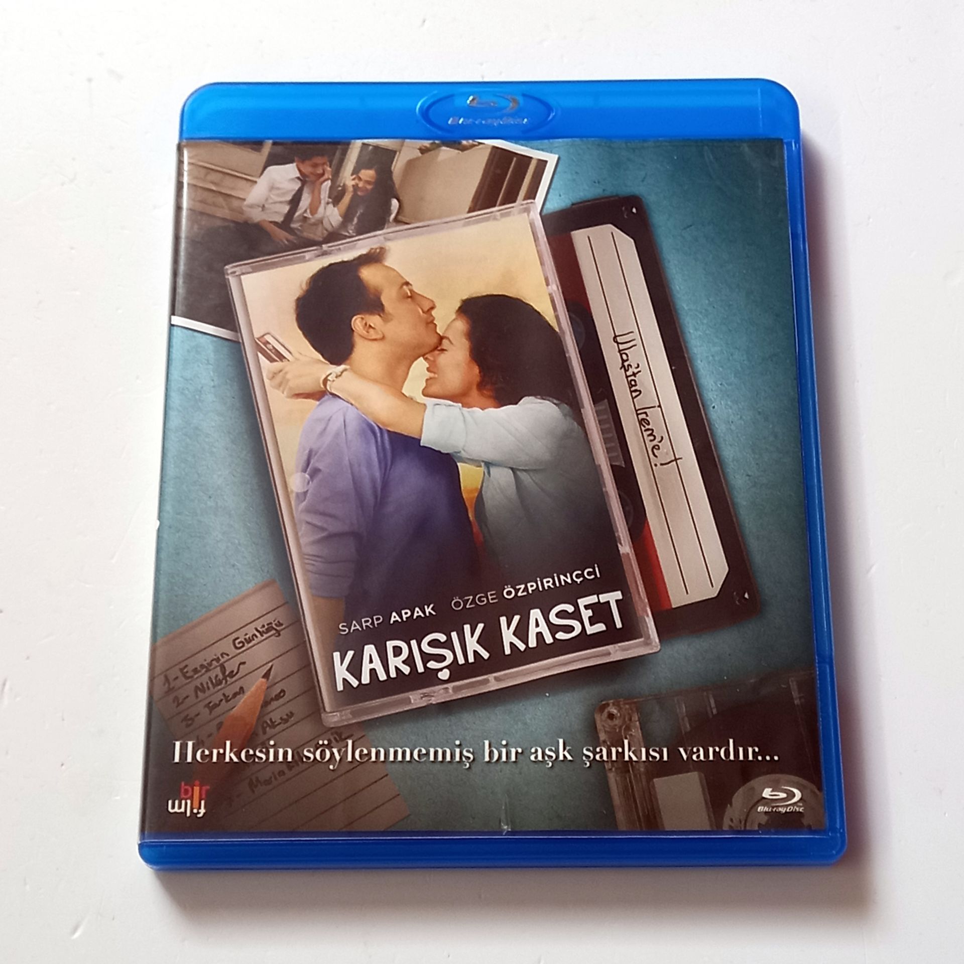 KARIŞIK KASET - SARP APAK, ÖZGE ÖZPİRİNÇCİ, YÖN.: TUNÇ ŞAHİN - BLU-RAY 2.EL