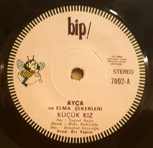 AYÇA VE ELMA ŞEKERLERİ - KÜÇÜK KIZ / KAR YAĞIYOR - 7'' 45 DEVİR KAPAKLI 2.EL 45LİK PLAK