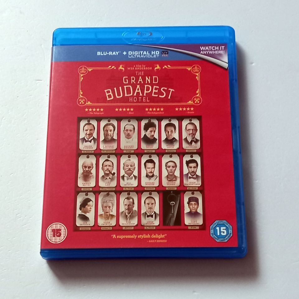 THE GRAND BUDAPEST HOTEL - RALPH FIENNES, F. MURRAY ABRAHAM, TONY REVOLORI - YÖN.: WES ANDERSON - BLU-RAY 2.EL TR ALTYAZI YOKTUR