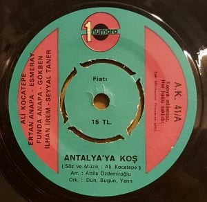 ANTALYA'YA KOŞ / ANTALYA FESTİVAL ŞARKISI - ALİ KOCATEPE ERTAN ANAPA ESMERAY GÖKBEN İLHAN İREM SEYYAL TANER DÜN BUGÜN YARIN - 7'' 45 DEVİR KAPAKLI 2.EL 45LİK PLAK