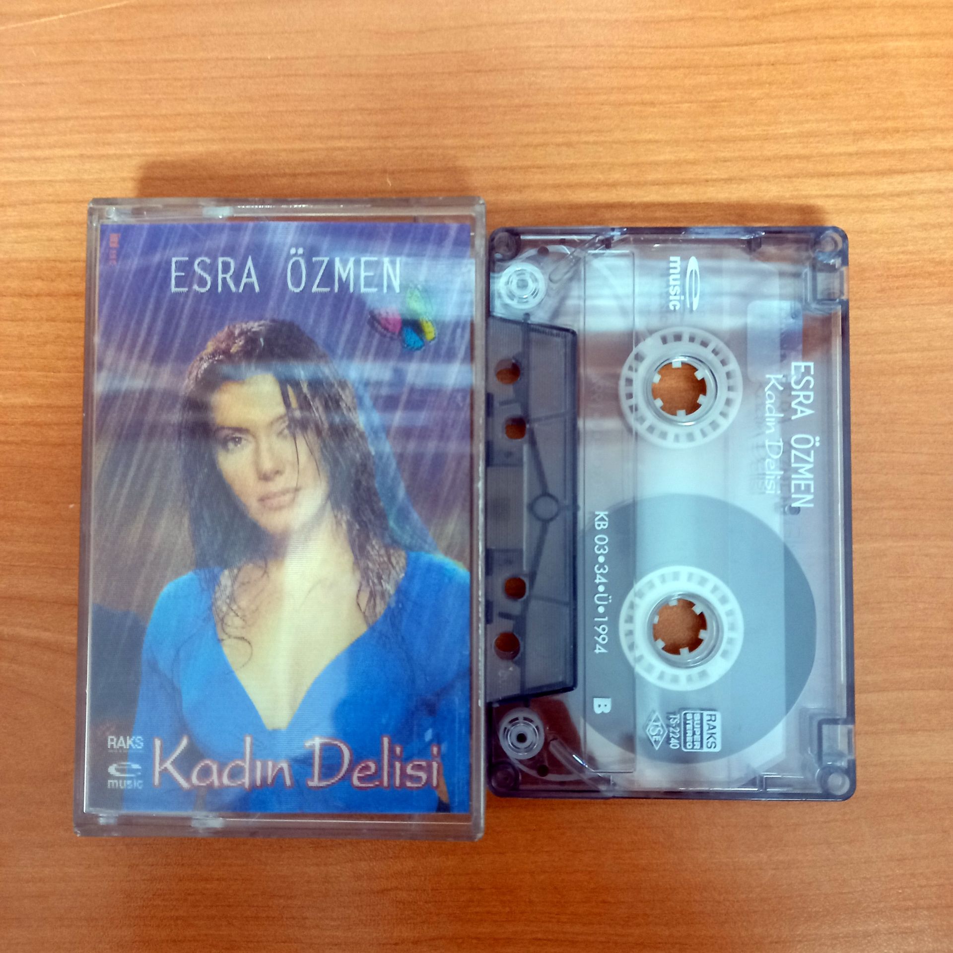 ESRA ÖZMEN - KADIN DELİSİ / HOLOGRAM KAPAK (2003) - KASET 2.EL