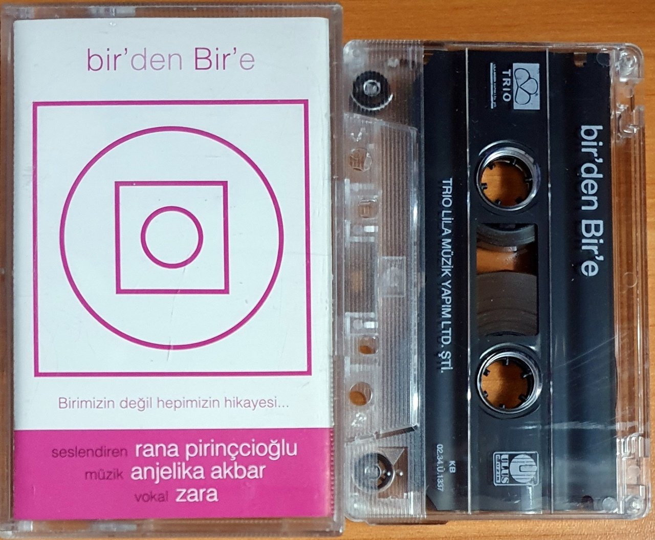 BİR'DEN BİR'E / RANA PİRİNÇCİOĞLU, ANJELİK AKBAR, ZARA (2002) - KASET TRIO LİLA MÜZİK 2.EL