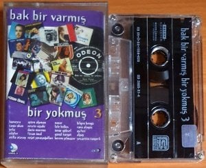 BAK BİR VARMIŞ BİR YOKMUŞ 3 / HÜMEYRA, TANJU OKAN, YELİZ, NİLÜFER, ALPAY, NESRİN SİPAHİ (2005) - KASET 2.EL