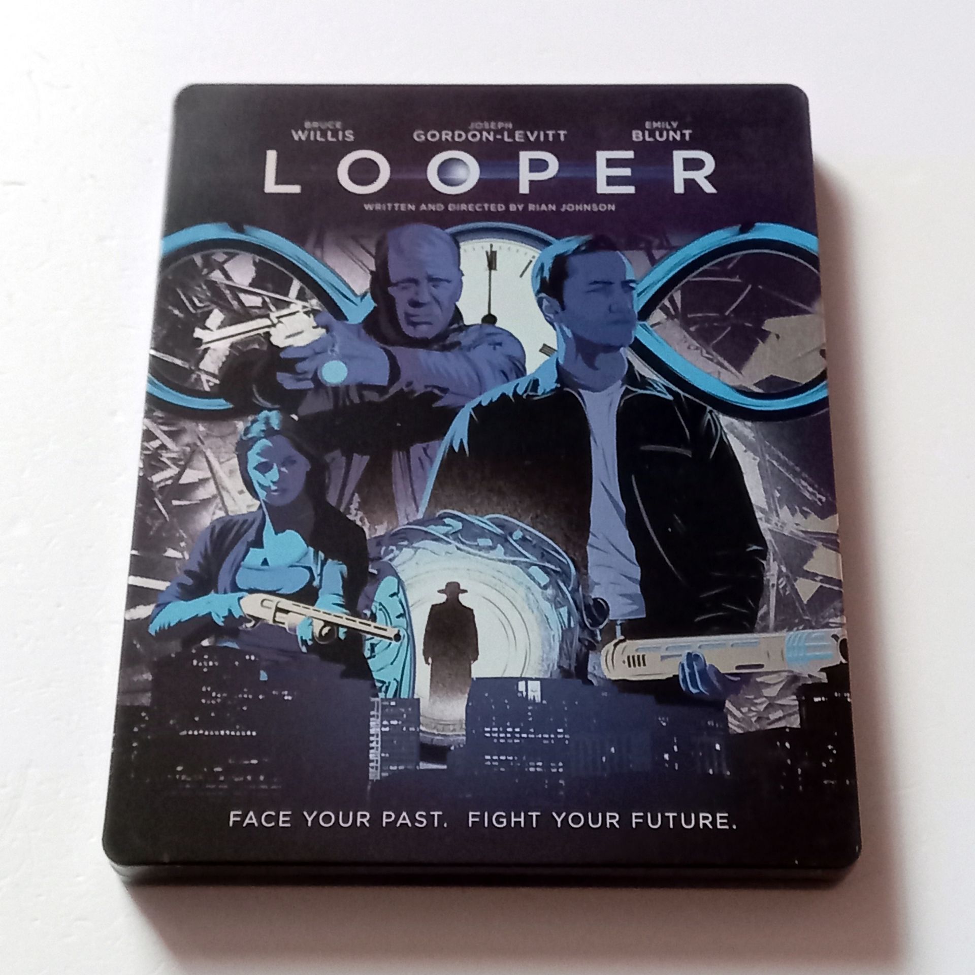 LOOPER - BRUCE WILLIS, JOSEPH GORDON-LEVITT, EMILY BLUNT - YÖN.: RIAN JOHNSON - BLU-RAY EXCLUSIVE STEELBOOK EDITION REGION B TÜRKÇE ALTYAZI YOKTUR 2.EL