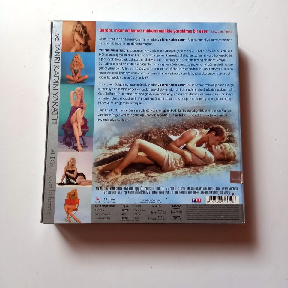VE TANRI KADINI YARATTI / ET DIEU CREA LA FEMME - BRIGITTE BARDOT, CURD JURGENS, YÖN.: ROGER VADIM  - DVD + FOTOĞRAF ALBÜMÜ BOX SET 2.EL