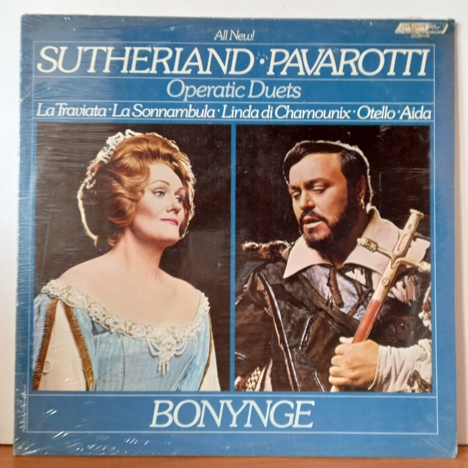 LUCIANO PAVAROTTI, JOAN SUTHERLAND, RICHARD BONYNGE, NATIONAL PHILHARMONIC ORCHESTRA – SUTHERLAND PAVAROTTI OPERATIC DUETS (1977) - LP DÖNEM BASKI SIFIR PLAK