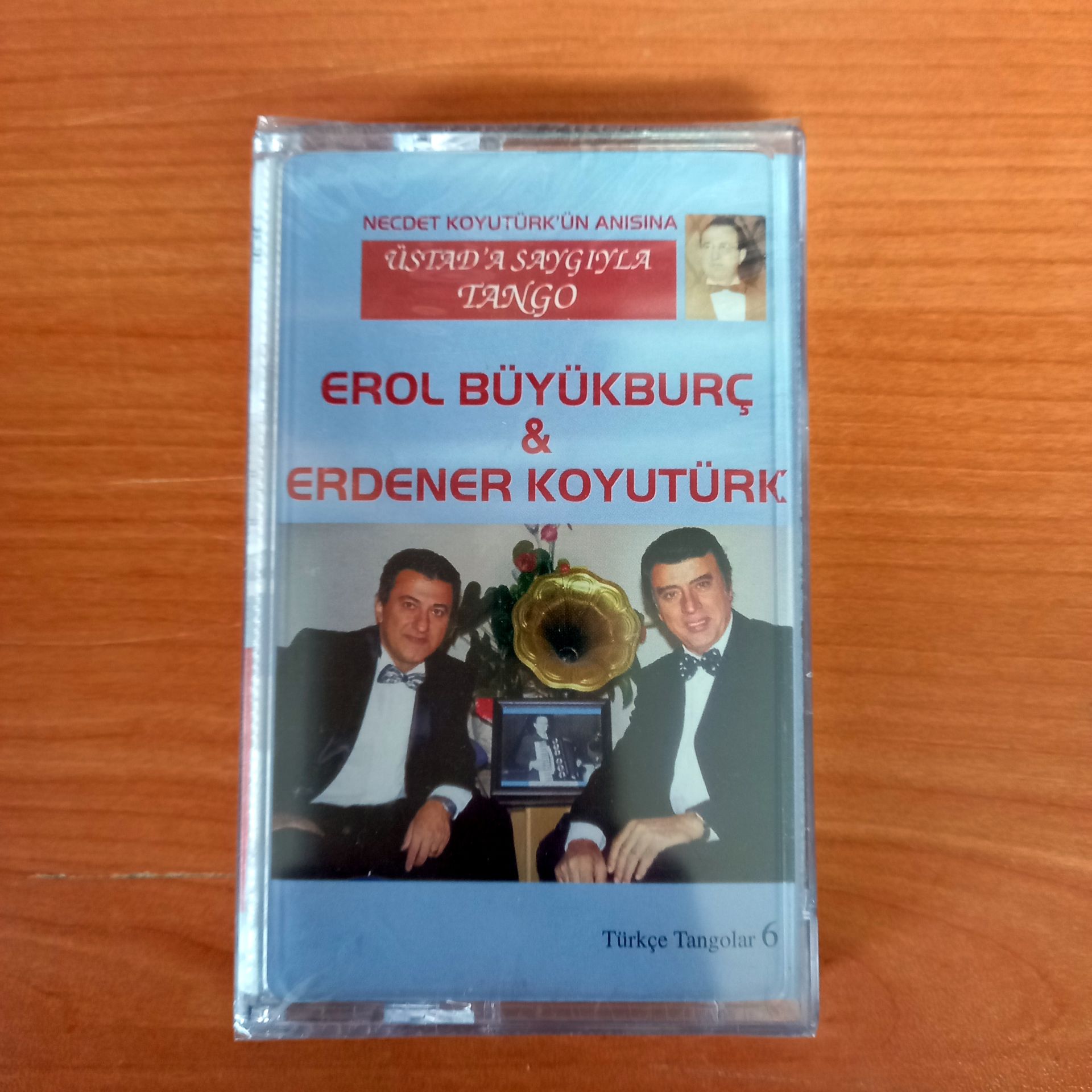 EROL BÜYÜKBURÇ & ERDENER KOYUTÜRK / NECDET KOYUTÜRK'ÜN ANISINA / TÜRKÇE TANGOLAR 6 (2004) - KASET SIFIR