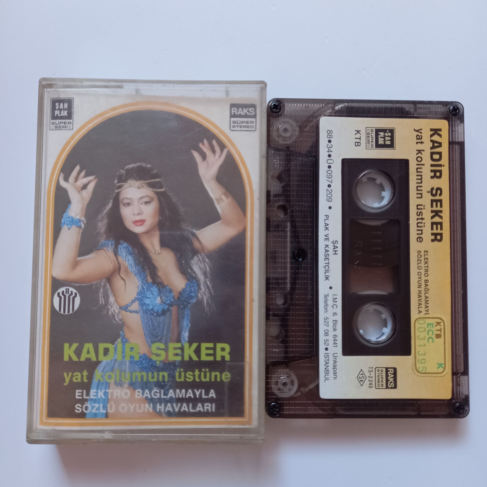 KADİR ŞEKER - YAT KOLUMUN ÜSTÜNE / ELEKTRO BAĞLAMAYLA SÖZLÜ OYUN HAVALARI (1988) - KASET 2.EL