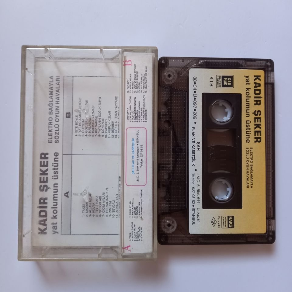 KADİR ŞEKER - YAT KOLUMUN ÜSTÜNE / ELEKTRO BAĞLAMAYLA SÖZLÜ OYUN HAVALARI (1988) - KASET 2.EL