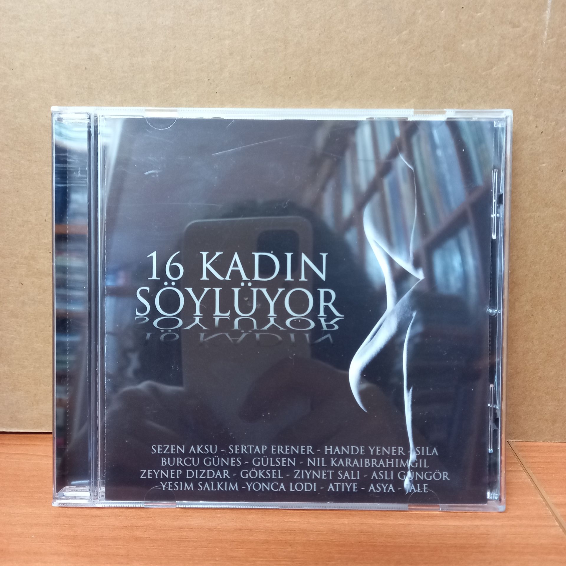16 KADIN SÖYLÜYOR / SEZEN AKSU, SERTAB ERENER, HANDE YENER, SILA, BURCU GÜNEŞ, GÜLŞEN, NİL KARAİBRAHİMGİL (2010) - CD 2.EL