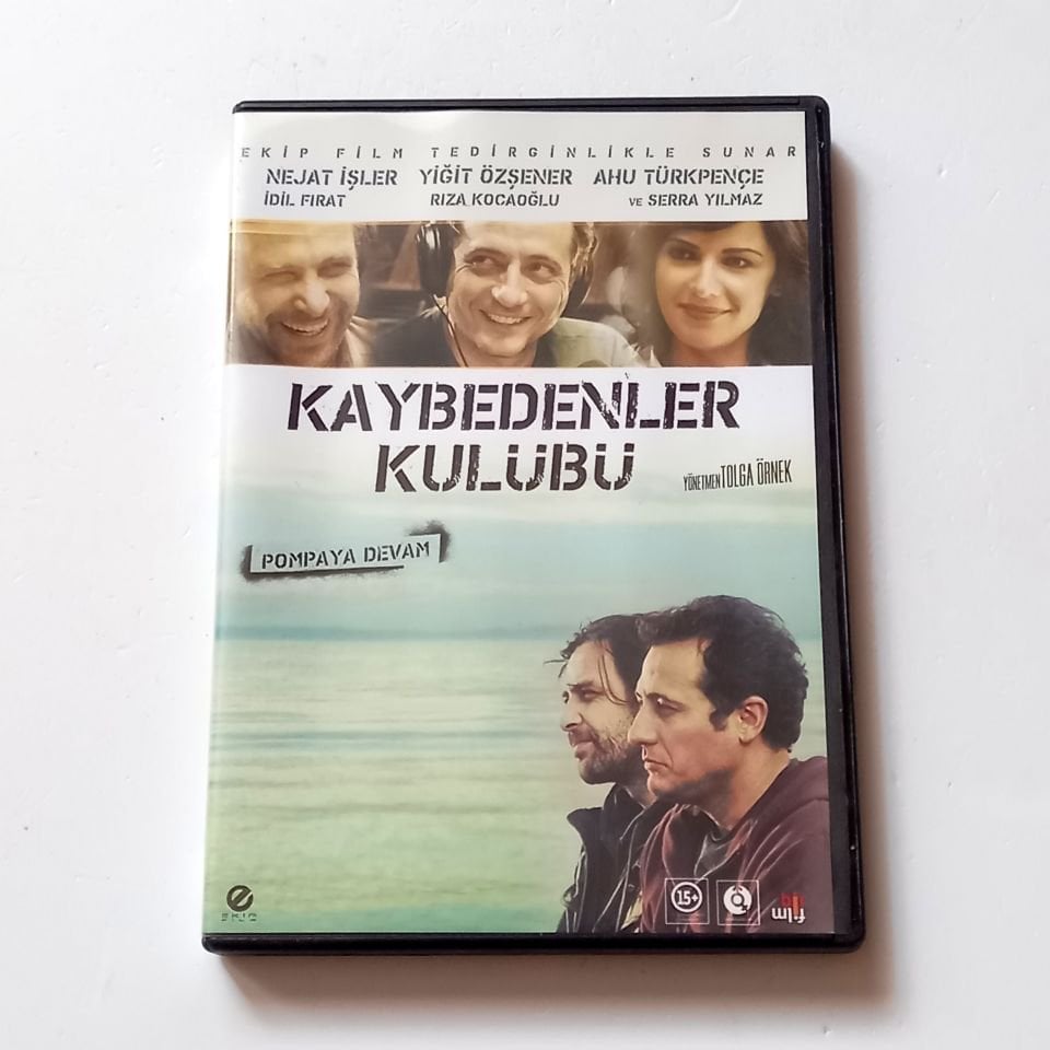 KAYBEDENLER KULÜBÜ - NEJAT İŞLER, YİĞİT ÖZŞENER, AHU TÜRKPENÇE, İDİL FIRAT - YÖN.: TOLGA ÖRNEK - DVD 2.EL