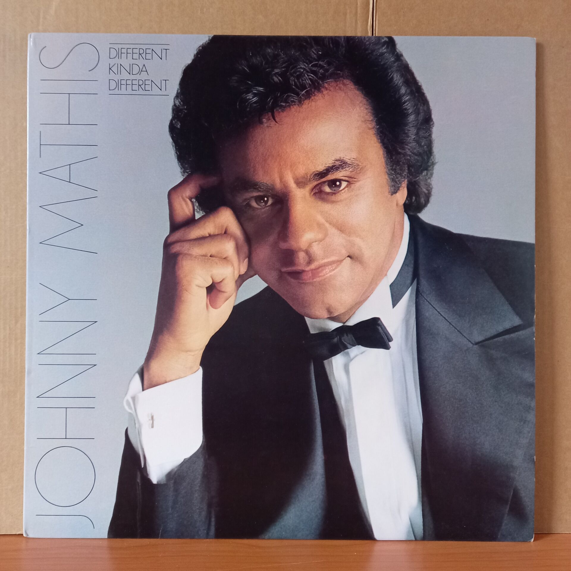 JOHNNY MATHIS – DIFFERENT KINDA DIFFERENT (1980) - LP 2.EL PLAK