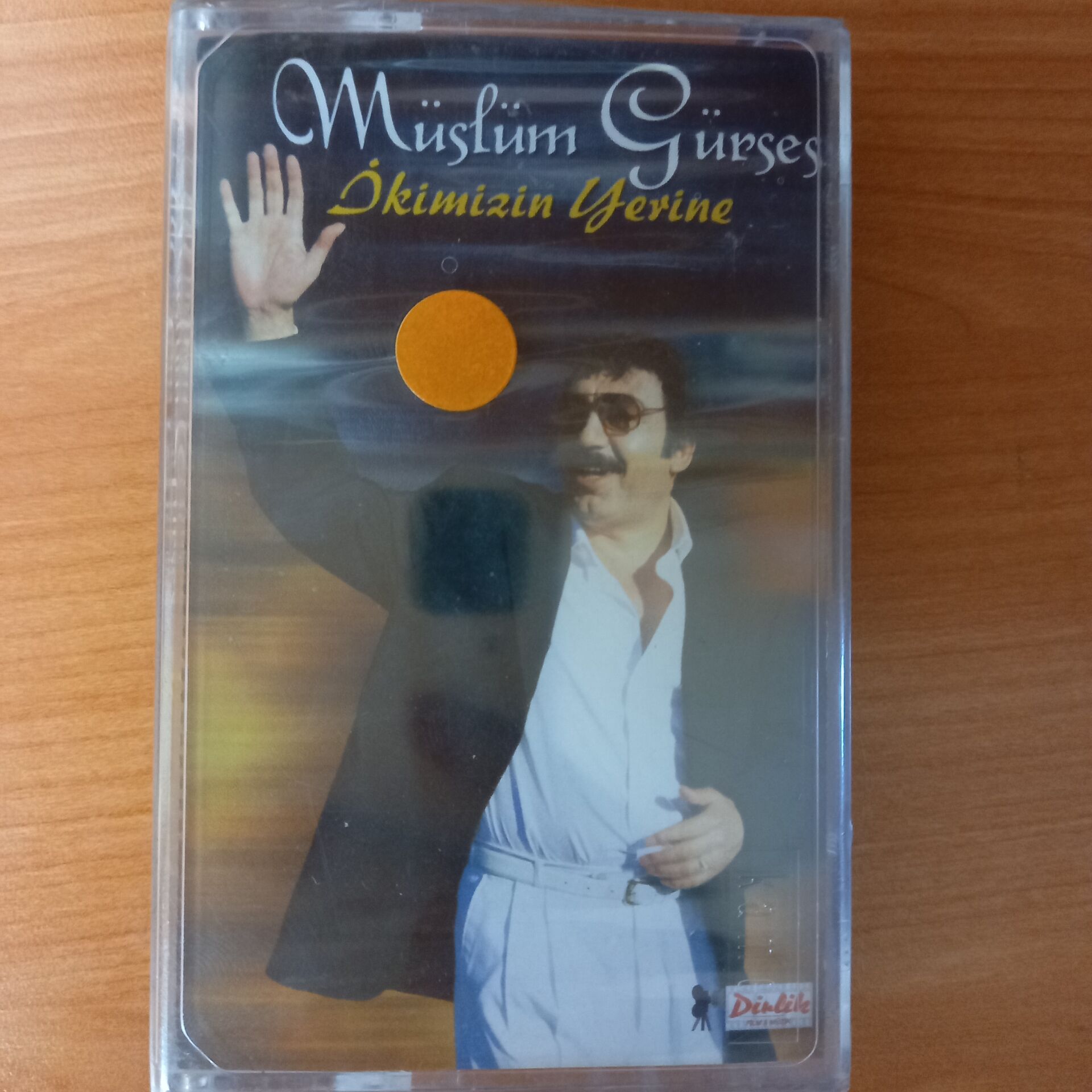 MÜSLÜM GÜRSES - İKİMİZİN YERİNE - KASET SIFIR