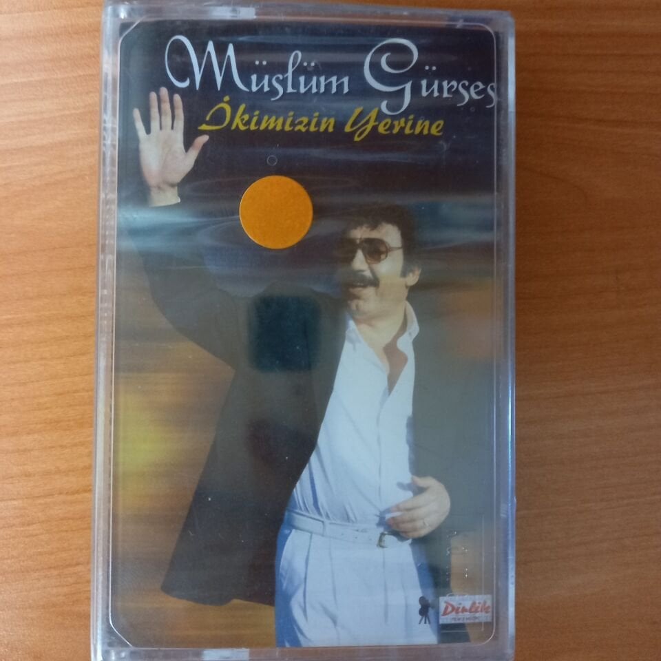 MÜSLÜM GÜRSES - İKİMİZİN YERİNE - KASET SIFIR