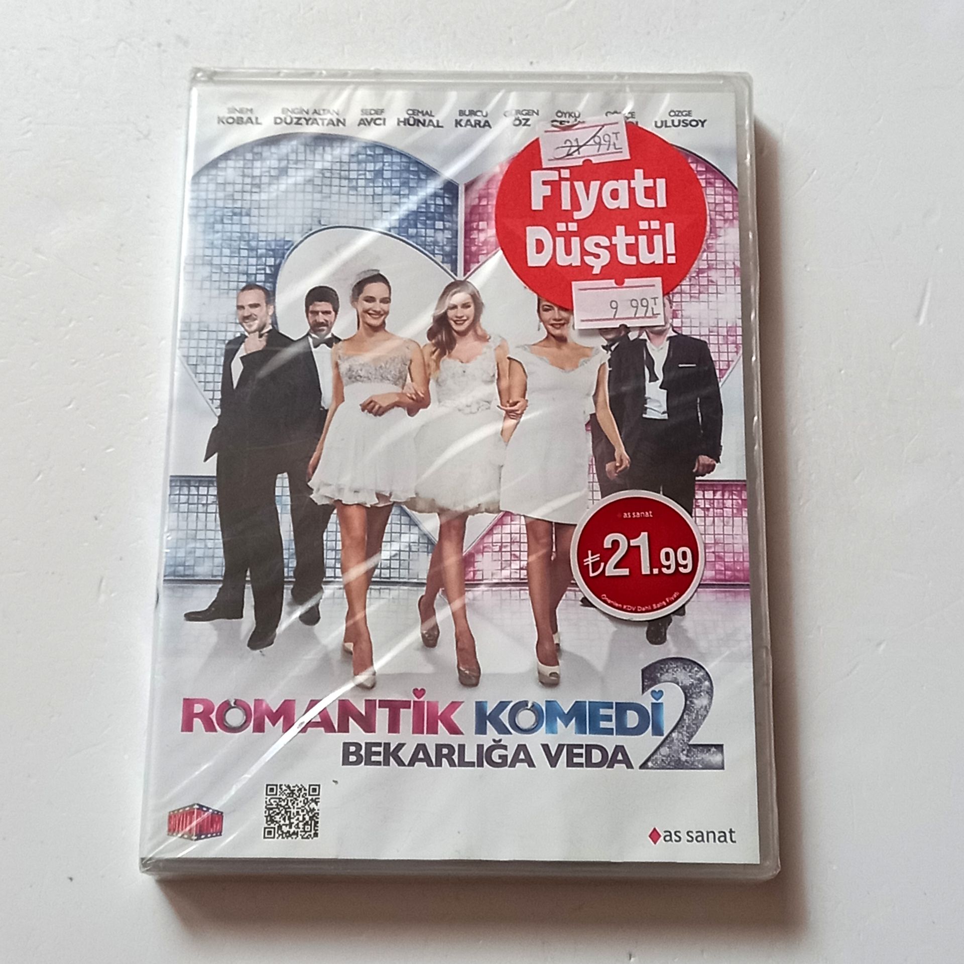 ROMANTİK KOMEDİ 2 BEKARLIĞA VEDA - SİNEM KOBAL, ENGİN ALTAN DÜZYATAN, SEDEF AVCI - YÖN.: EROL ÖZLEVİ - DVD AMBALAJINDA SIFIR