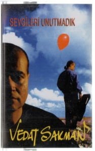 VEDAT SAKMAN - SEVGİLERİ UNUTMADIK / GÖTÜRELİM ABİ (1994) - KASET AMBALAJINDA SIFIR