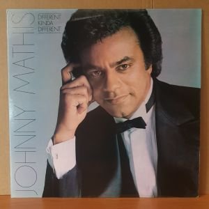 JOHNNY MATHIS - DIFFERENT KIND OF DIFFERENT (1980) - LP 2.EL PLAK